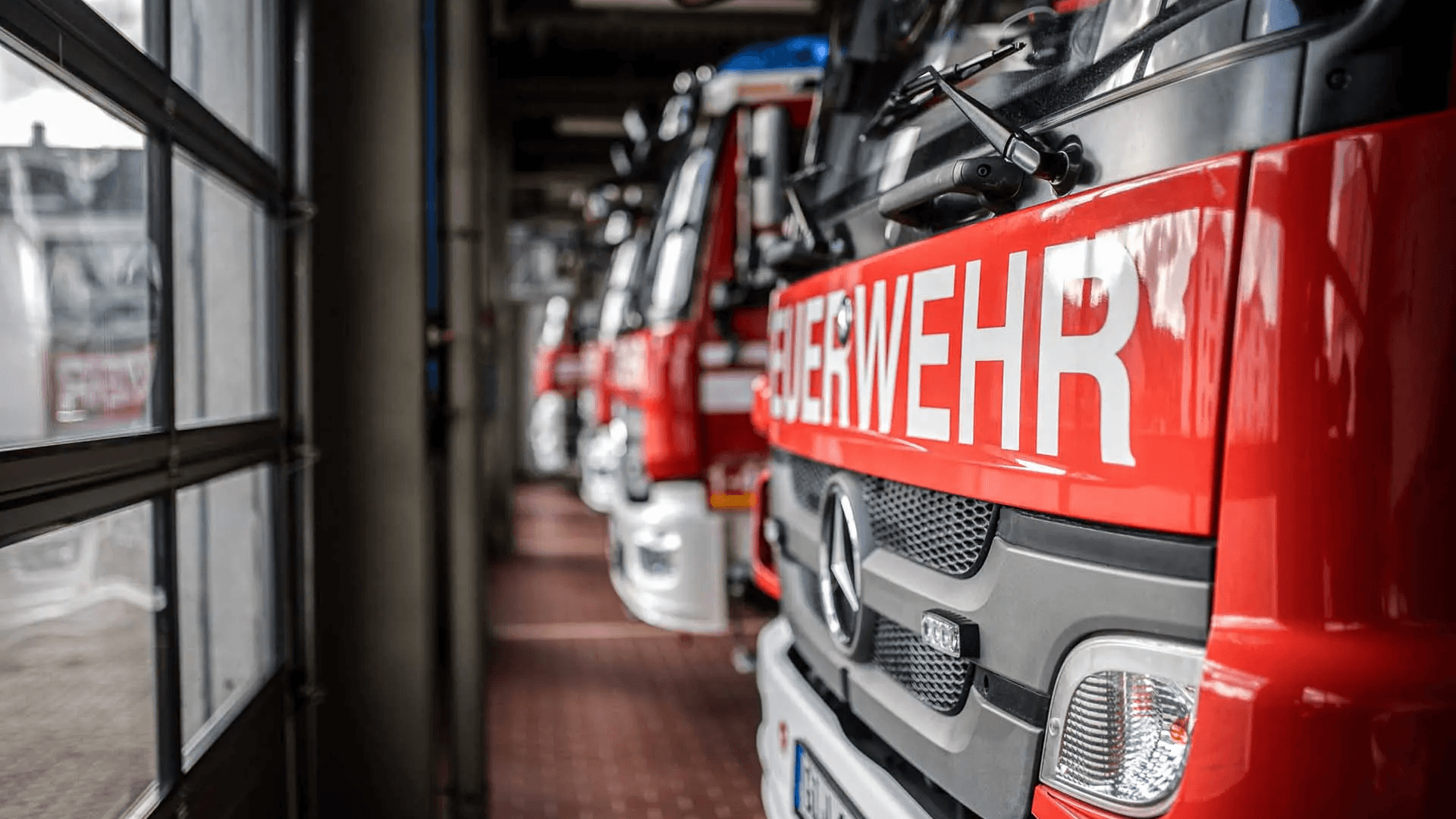 Bilder von Feuerwehrautos in einer Halle