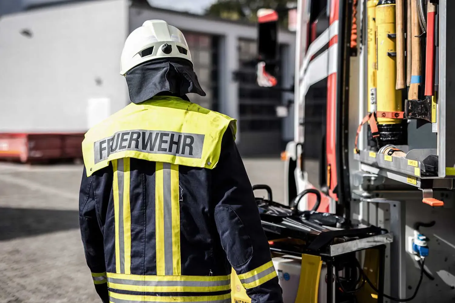 Feuerwehrmann vor Fahrzeug